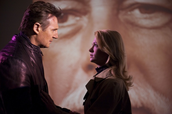 《不明身份》海报 剧照 壁纸